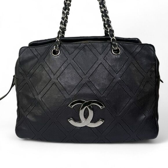 CHANEL Vintage 2007 Black Lambskin Leather CC Logo Medium Shoulder Bag - Picture 2 of 16